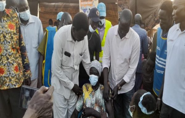 ©CHD/Guit – 001, Nyedak, 45 years old receives booster dose at Bieh settlement, Guit Couny on 07/03/2023.